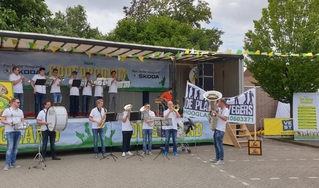 De Plafondvegers tijdens hun eerste optreden tijdens Hoogland Dweiland 2019, op het Hoofdpodium op het Aldi-terrein
