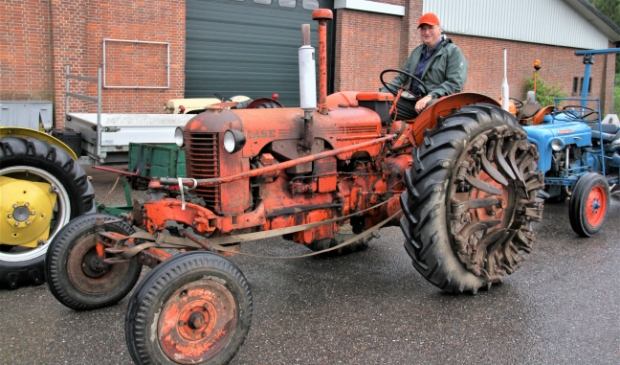 <p>Cor Bos op zijn Case-trekker uit 1952.</p>