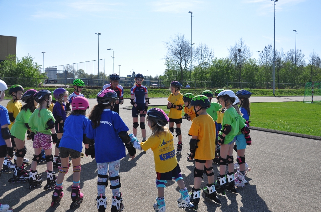 <p>Een groep kinderen klaar om te gaan skeeleren tijdens de SAM Sportweek Zomer. </p>