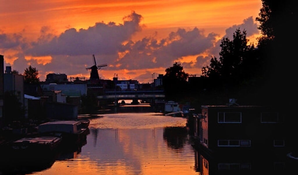  zicht over het IJ met de windmolen van Brouwerij Het IJ in de verte.