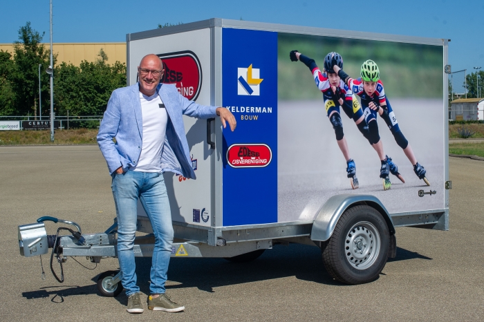 Hans Koopman, directeur bij hoofdsponsor Kelderman Bouw, onthult vol trots de nieuwe EIJV-kar