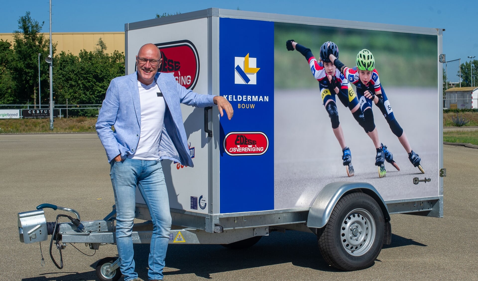 Hans Koopman, directeur bij hoofdsponsor Kelderman Bouw, onthult vol trots de nieuwe EIJV-kar
