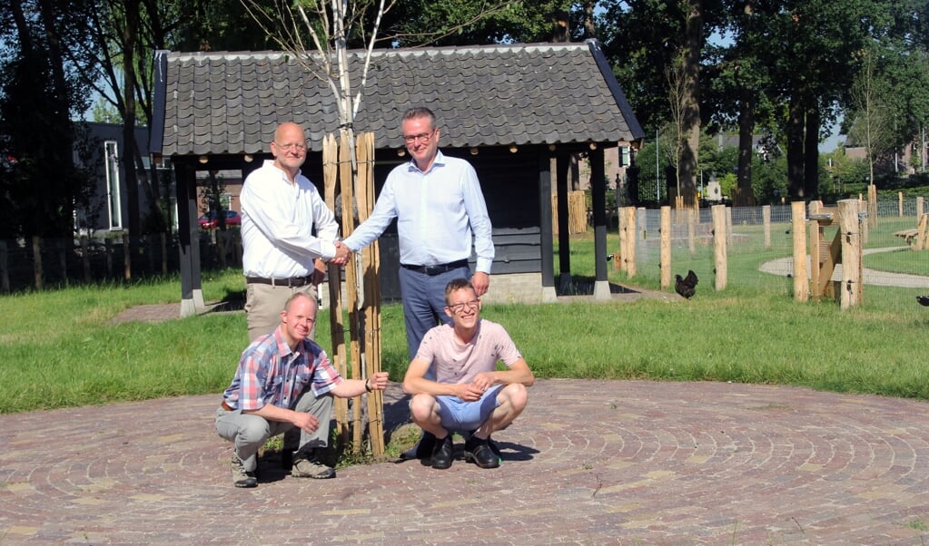 Bert Kuijt van KBB en Philip Miedema van De Rozelaar sluiten de overeenkomst voor een kinderboerderij in Barneveld. Op de voorgrond cliënten Arie en Robert van De Rozelaar.