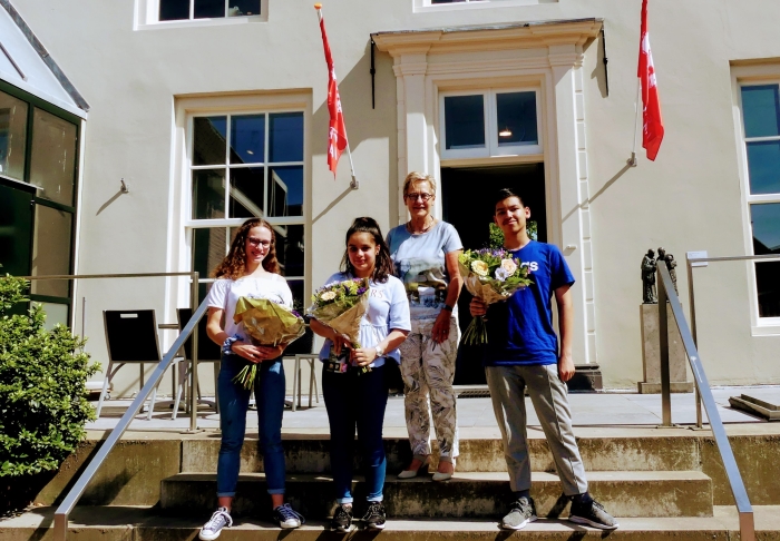 Lorelei Osinga, Wizha Teymouri, Christien Manni (de Bibliotheek Eemland) en Thymen Aghina.