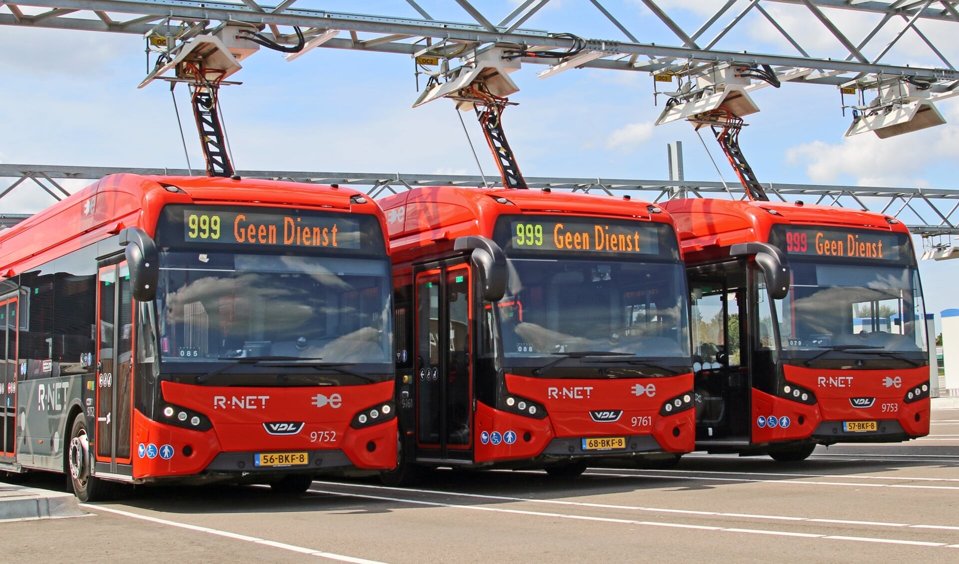 Elektrische bussen worden opgeladen bij Connexxion in Amstelveen-Zuid.