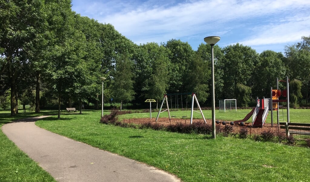 De speeltoestellen in het park hebben een aanzuigende werking op de jeugd.