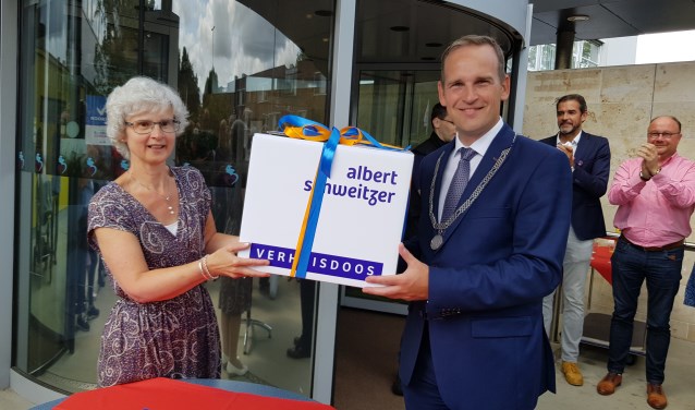 Elly de Leeuwerk en burgemeester Bram van Hemmen pakten een boek met herinneringen in.
