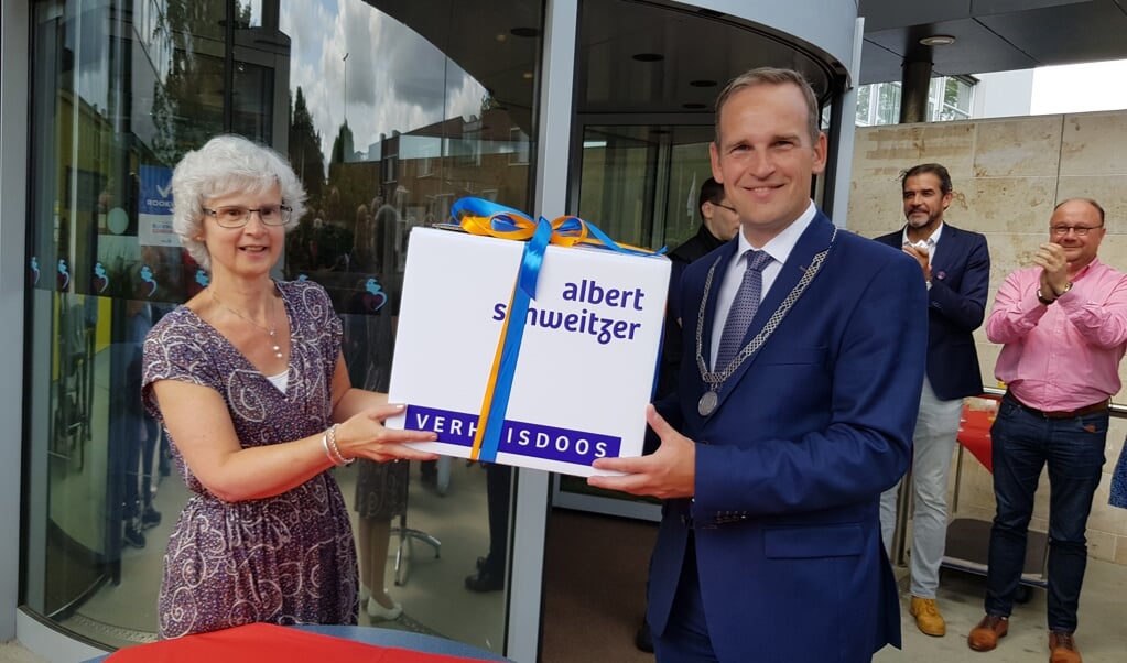 Elly de Leeuwerk en burgemeester Bram van Hemmen pakten een boek met herinneringen in.