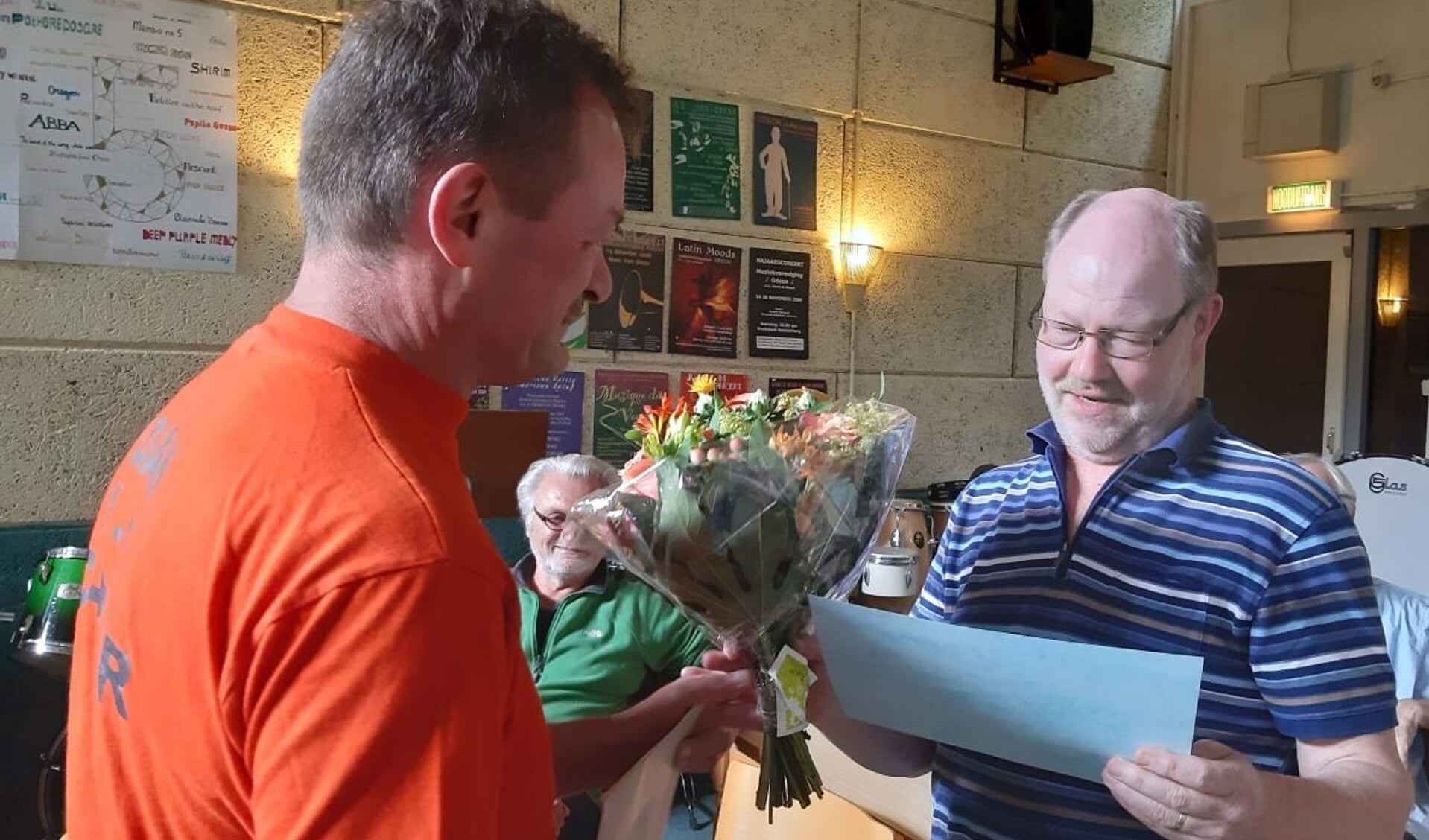 Jos Sukking (rechts) krijgt uit handen van voorzitter Kees Loen bloemen aangeboden en de oorkonde die behoort bij
het erelidmaatschap van muziekvereniging Odeon.