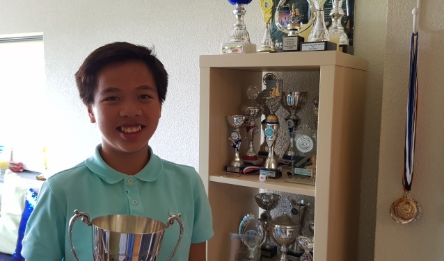 Dana met de Stokes Cup die ze onlangs won in Ierland.
