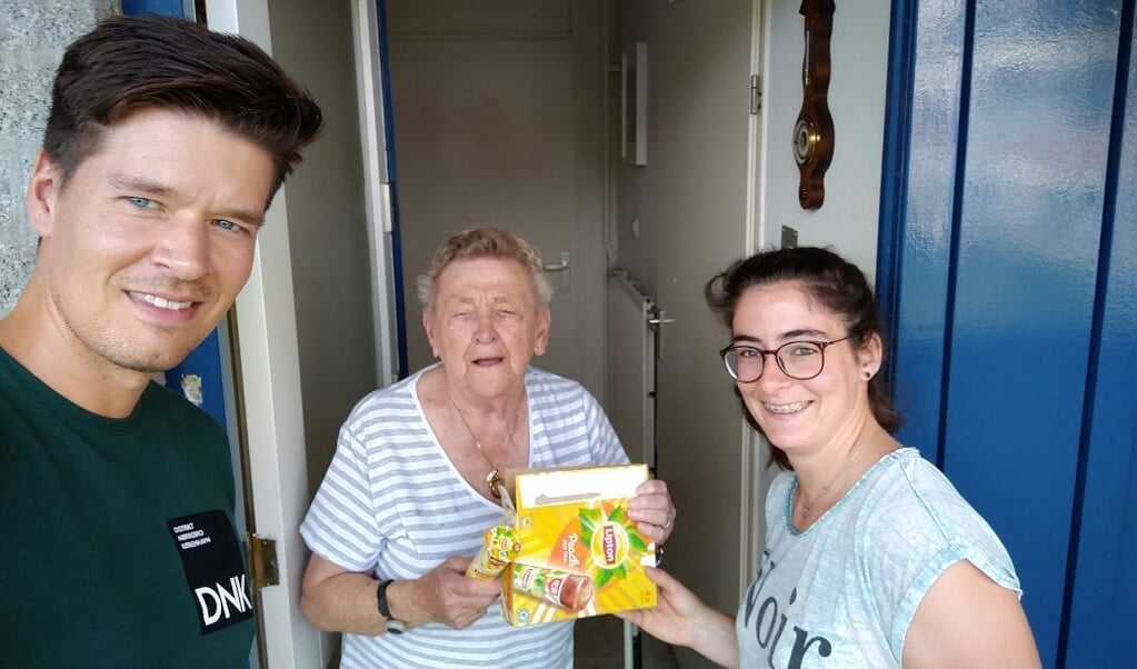 Huib van Santen (coördinator ouderenwerk) en Joëlle Goudsmit (combinatiefunctionaris) van Stichting Coherente bij de ouderenwoningen aan de Lunaweg in Duivendrecht. 