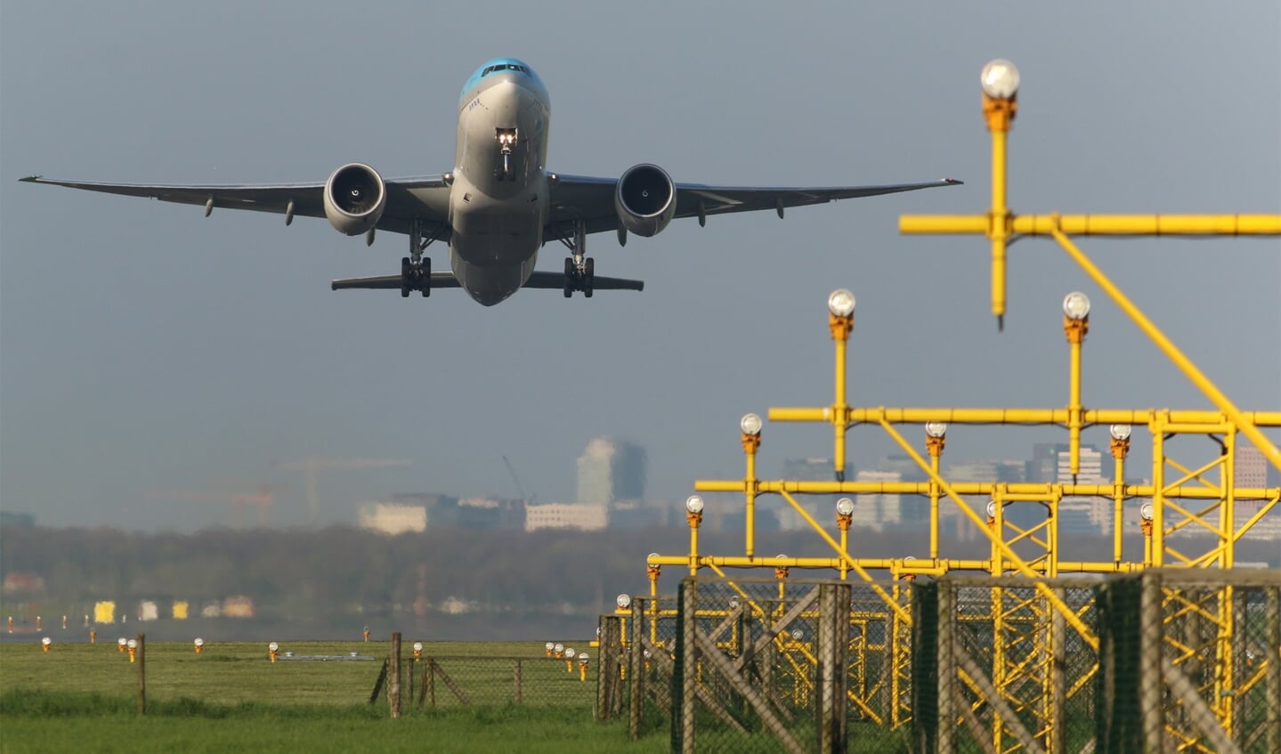 Een vliegtuig stijgt op vanaf Schiphol.
