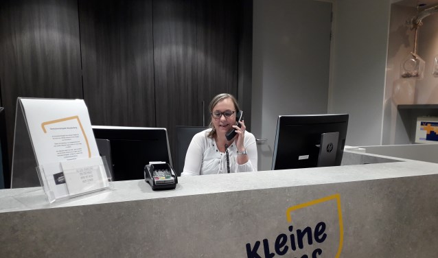 Hester Klein achter ‘haar’ balie.