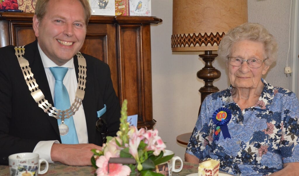 Loco-burgemeester Willem Joustra feliciteert de 100-jarige Tonnie Mol