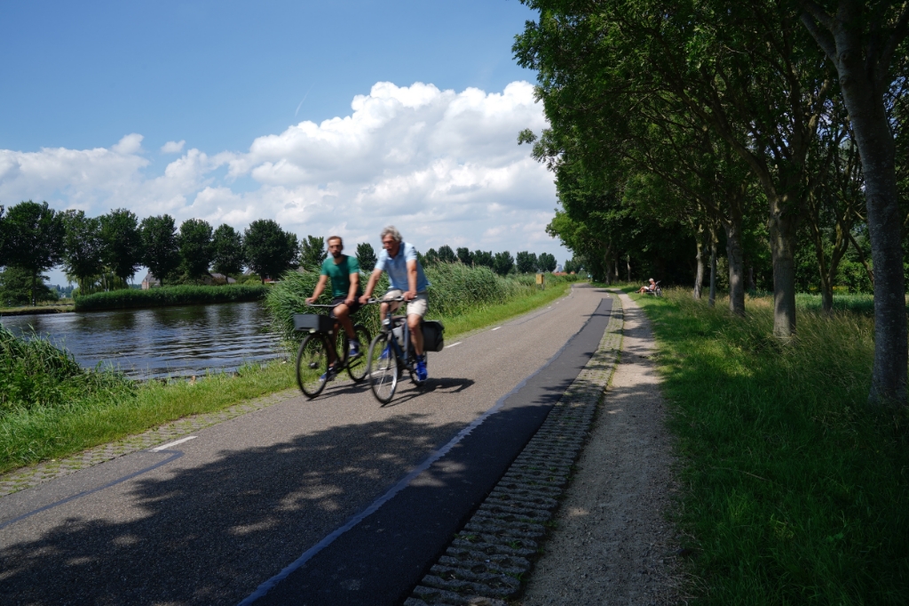 Het is heerlijk om te fietsen langs de Amstel.