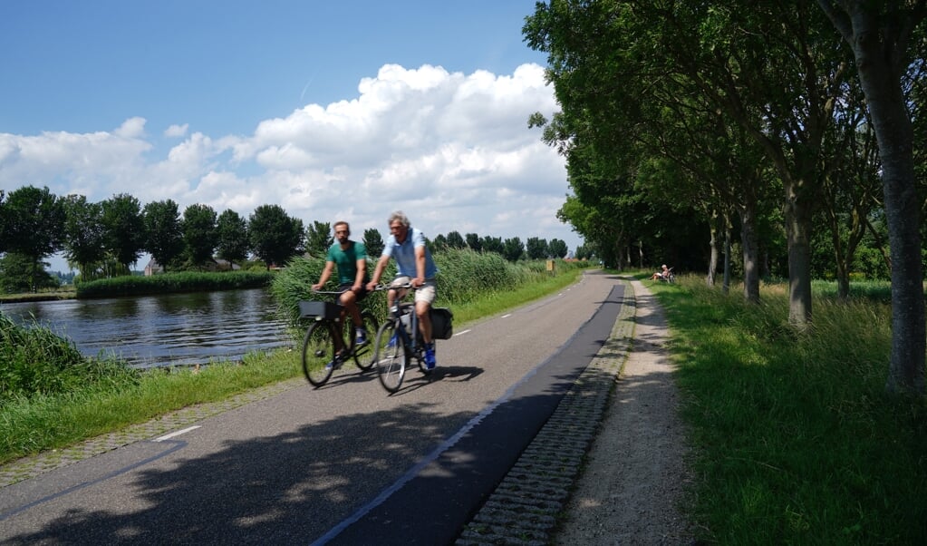 Het is heerlijk om te fietsen langs de Amstel. 