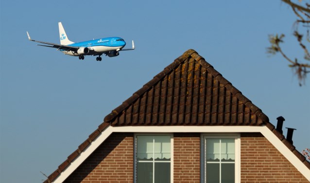 De raad wil grenzen voor de luchtvaart voor lawaai en milieu, en handhaving daarvan.