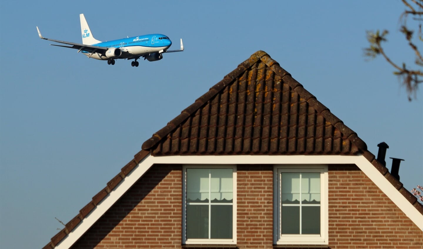 De raad wil grenzen voor de luchtvaart voor lawaai en milieu, en handhaving daarvan.