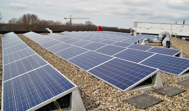 In Amstelveen zijn talrijke platte daken geschikt voor zonnepanelen.