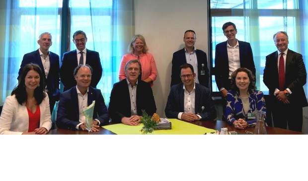 Bezegelen van de samenwerking door het tekenen van de kredietovereenkomst door Arjen Hakbijl en Mirjam van ’t Veld, raad van bestuur Ziekenhuis Gelderse Vallei met Nico van de Bruggen van het Waarborgfonds voor de zorg, bankiers van de BNG Bank en de Rabobank en de betrokken adviseurs van Pim Diepstr