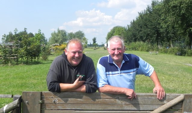 Gert de Klein en Joop van Rijn zijn het niet eens met het gemeentebesluit om het hondenspeelparadijs te sluiten.