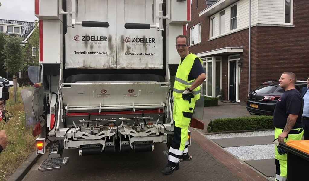 Wethouder Harke Dijksterhuis ging een ochtend mee achterop de vuilniswagen. 