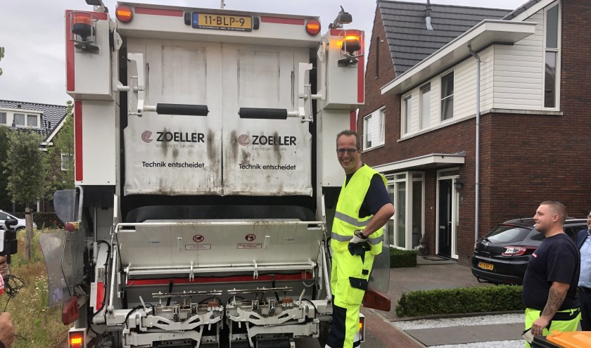Wethouder Harke Dijksterhuis ging een ochtend mee achterop de vuilniswagen.