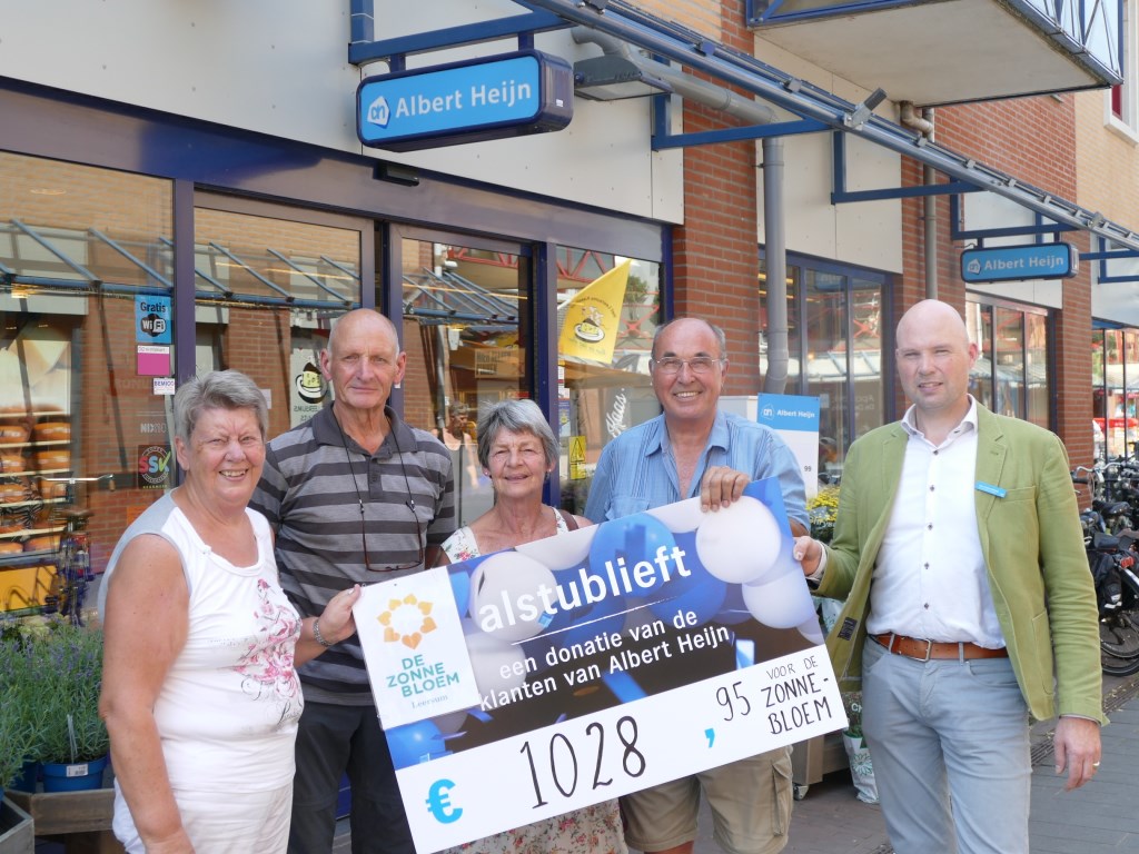 Overhandiging opbrengst statiegeldactie aan het afdelingsbestuur.