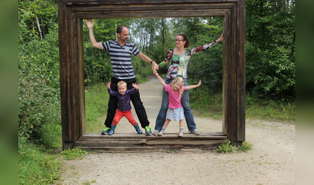 Jiska Middelbos-Meijerink met haar man Jonathan en hun twee kinderen. Het gezin heeft zich gesetteld in het Vlaamse dorp Boom.