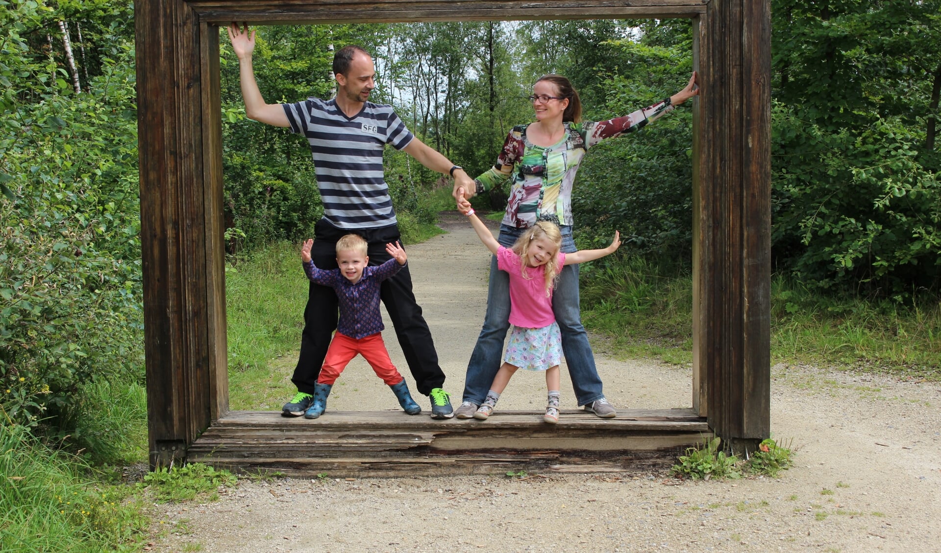 Jiska Middelbos-Meijerink met haar man Jonathan en hun twee kinderen. Het gezin heeft zich gesetteld in het Vlaamse dorp Boom.