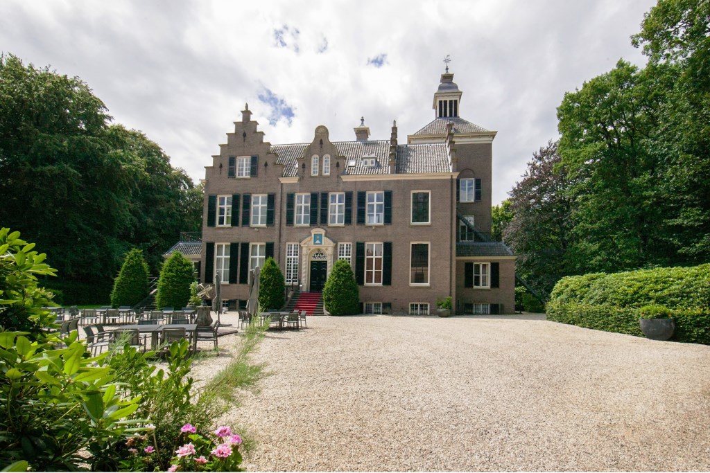 Het Maarten Maartenshuis in Doorn. Links: kasteel Sypesteyn in Loosdrecht en rechts: kasteel Kerckebosch Zeist.
