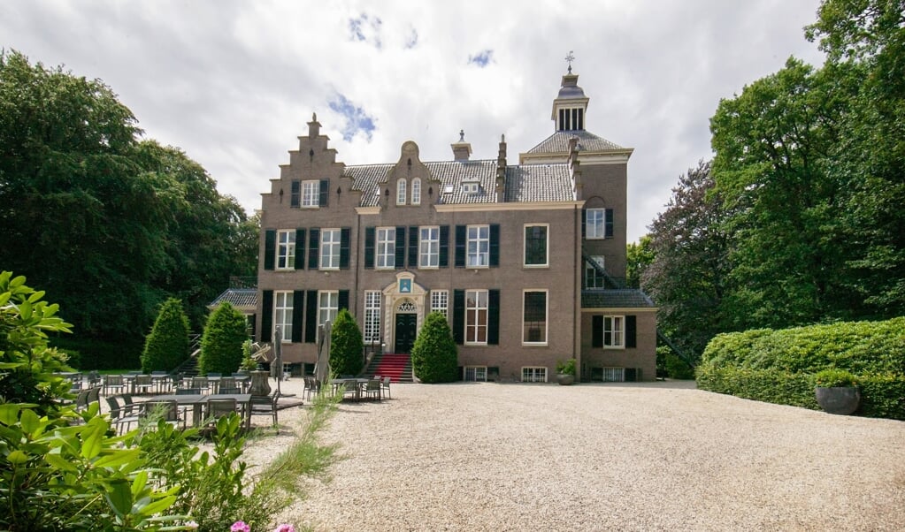 Het Maarten Maartenshuis in Doorn. Links: kasteel Sypesteyn in Loosdrecht en rechts: kasteel Kerckebosch Zeist.