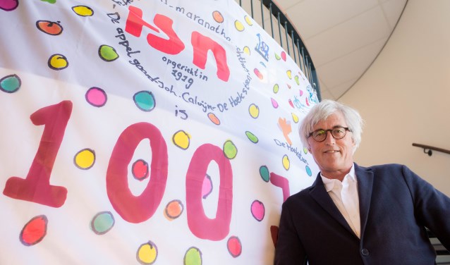 Algemeen directeur Jan Blonk voor het winnende ontwerp van de jubileumvlag.