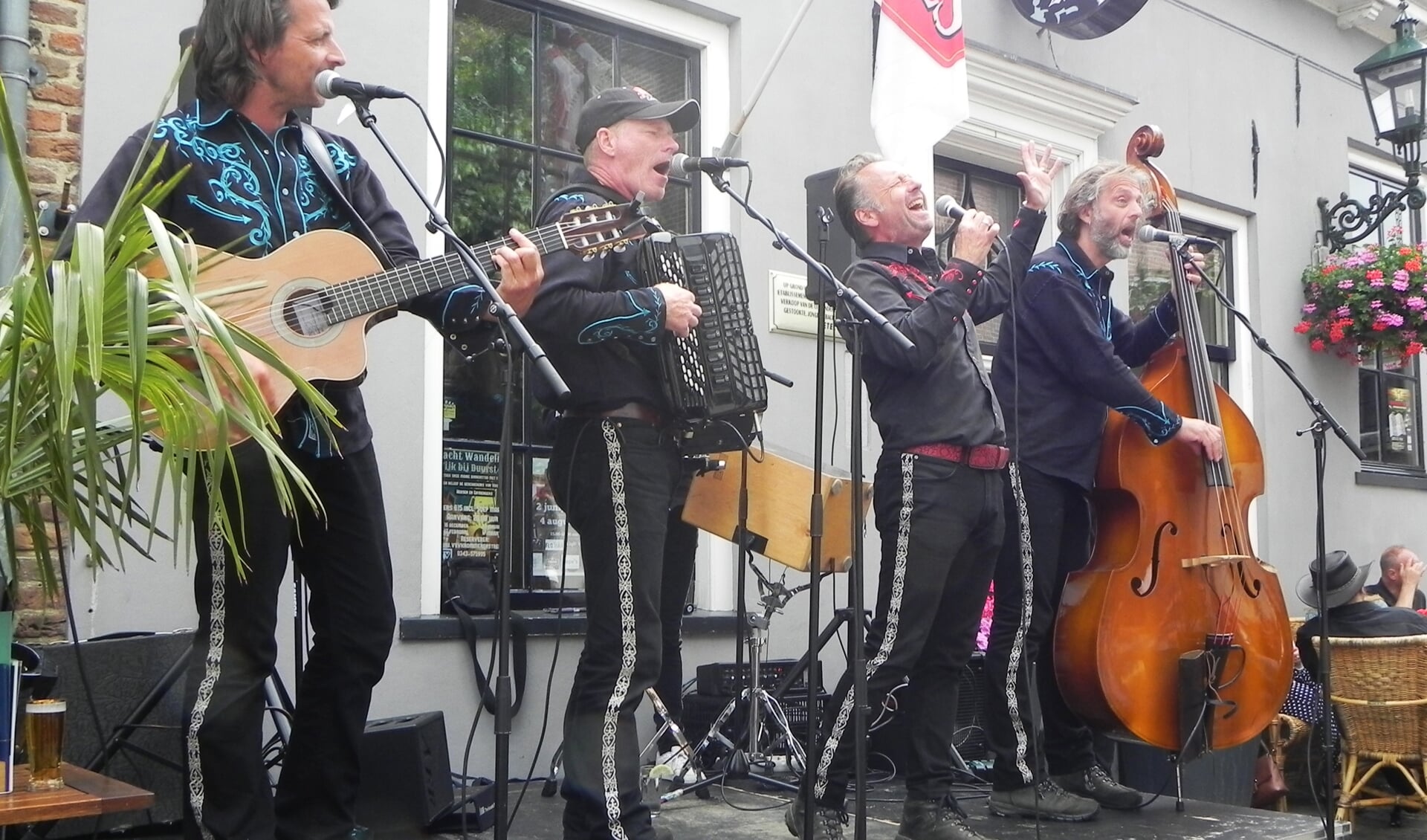 Joris Linssen en zijn band Caramba traden op bij Cafe Ome Ko in de Maleborduurstraat.