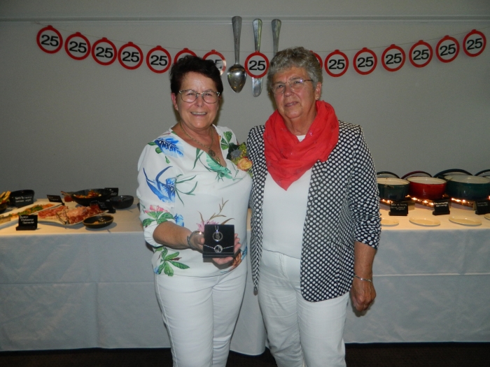 De jubilaris Ria Aukes en de voorzitter van Korage Henny Visser.