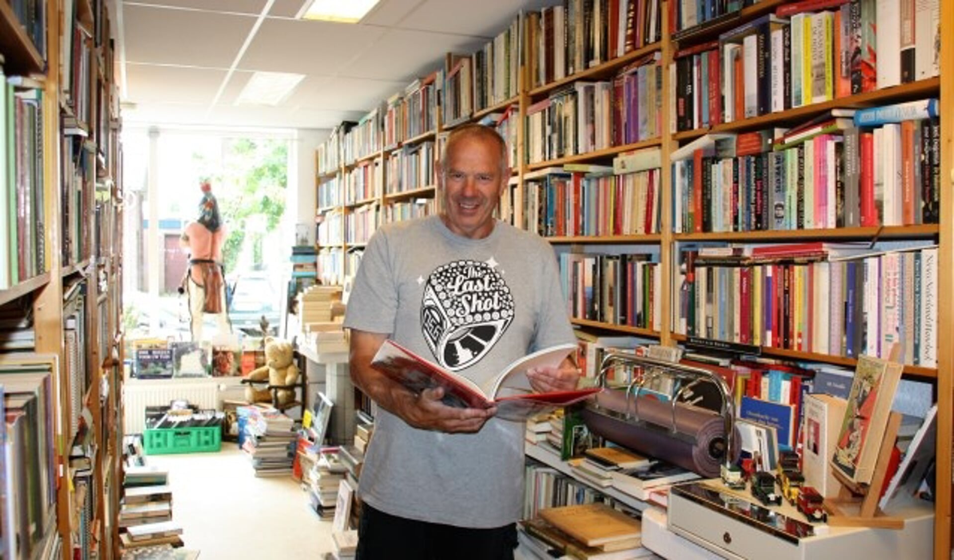 Willem Godefroy in zijn boekwinkel op Nieuwstraat 90 in De Bilt. FOTO: Astrid van Walsem