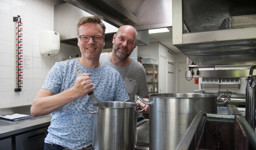 In de keuken van Eetvilla Van den Brink staan Sebastiaan Ott en Bas Romein (Centraal) al klaar.