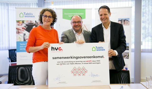De samenwerkingsovereenkomst werd getekend door Liesbeth Marchesini, directeur-bestuurder Tablis Wonen en Arjan ten Elshof, directeur HVC, in het bijzijn van wethouder Ton Spek.