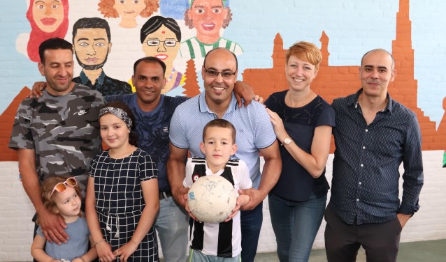 V.l.n.r: Radi Asbihi, Esma, Sara, Hajim Mounji, Khamis Bouskha, Emrane (met bal), Gudy van Veen en Mohamed Boujnan.