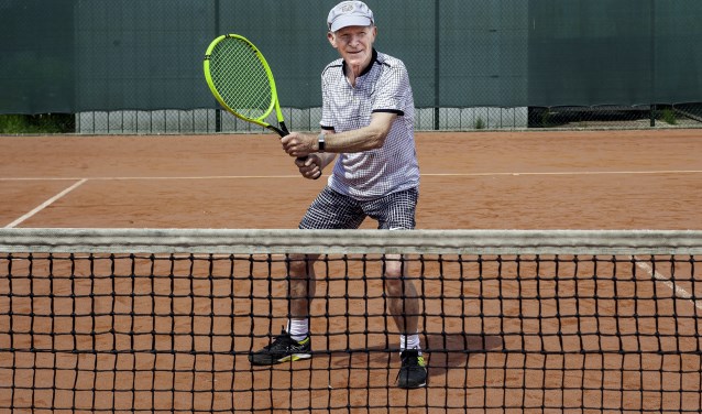 Hans Knobbe komt al 15 jaar uit Almelo om mee te doen met het 50+ Keimepperstennistoernooi.