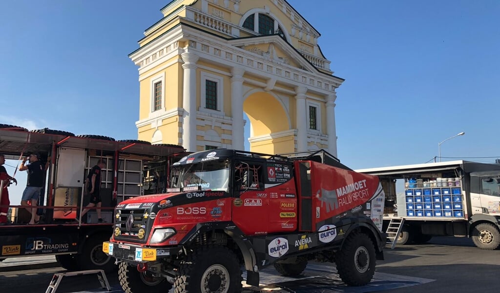 De Renault Sherpa van Mammoet Rallysport staat klaar voor de start in Irkutsk.