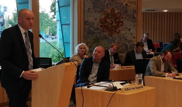 Financieel wethouder Hans Marchal (PCG) voert het woord tijdens de Kadernota in reactie op de Algemene Beschouwingen