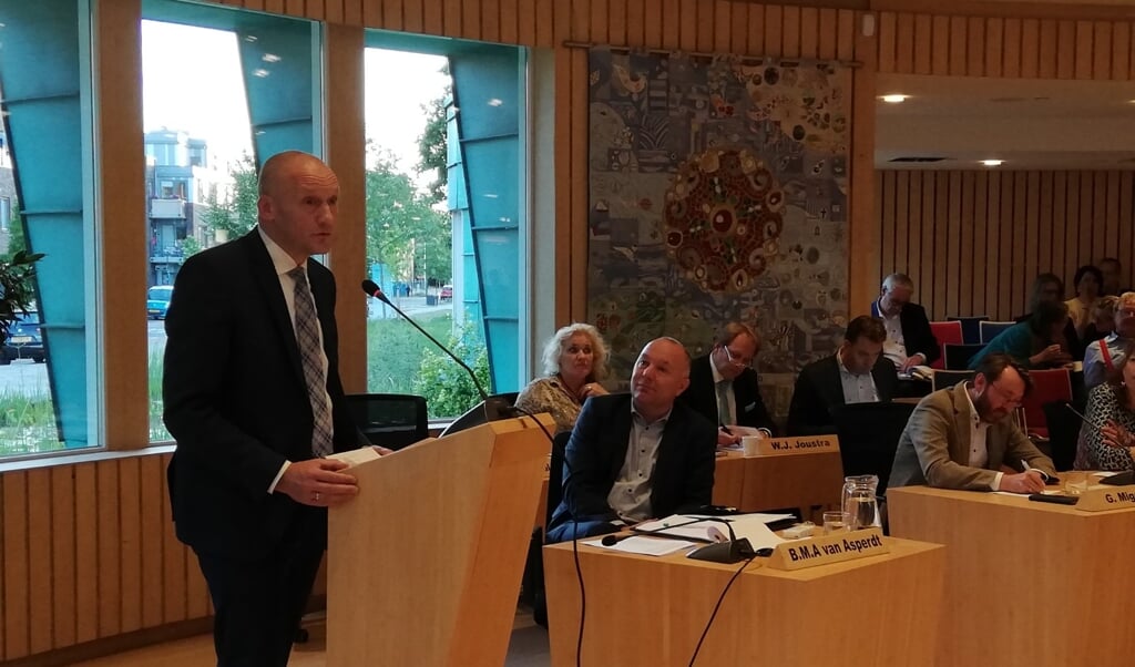 Financieel wethouder Hans Marchal (PCG) voert het woord tijdens de Kadernota in reactie op de Algemene Beschouwingen
