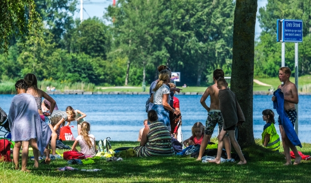 Recreatie Toolenburgse Plas vorig jaar juni. Het advies is: ‘Is het ergens te druk? Ga ergens anders heen.
