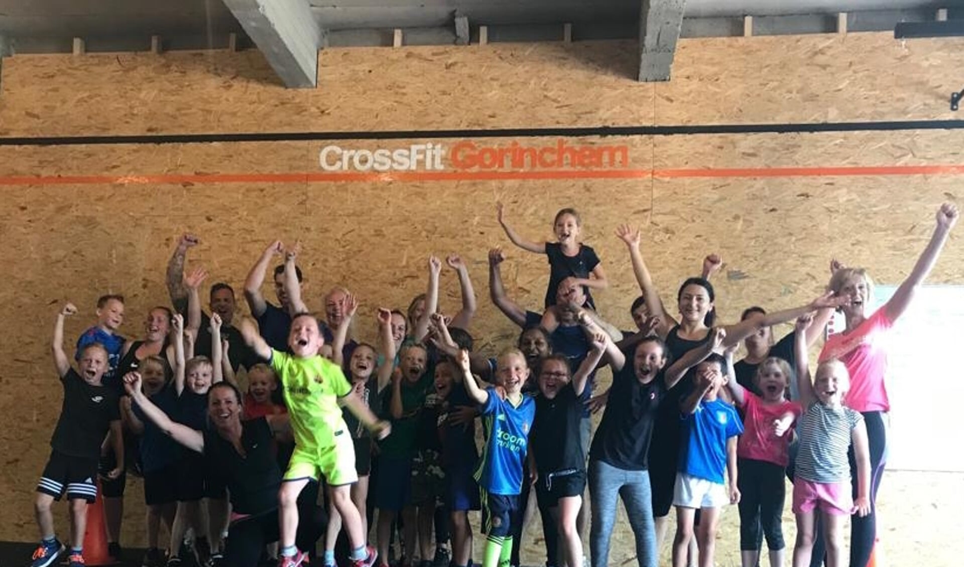 Enthousiaste ouders en kinderen van IKC Merweplein bij CrossFit Gorinchem