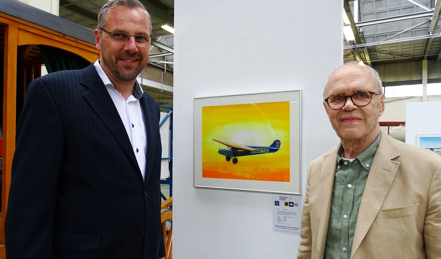 Thijs Postma met museumdirecteur Arno van der Holst bij een van zijn werken