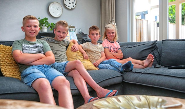 Bas, Tom en hun zusje Dide zorgen voor hun broertje Joris.