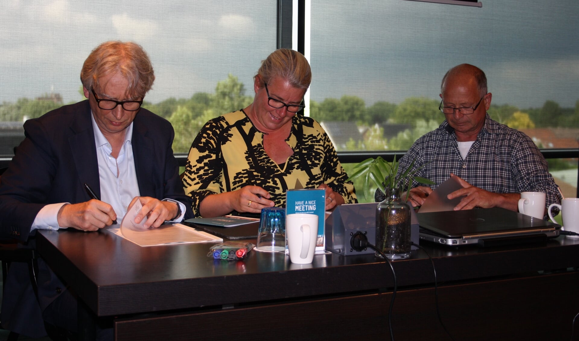 Ondertekening onderhandelingsresultaat door Margreet Pasman voor FNV Bouwen en Wonen, Willem Timmer van CNV Vakmensen en Hans den Boer namens Bruil Beton & Mix B.V.