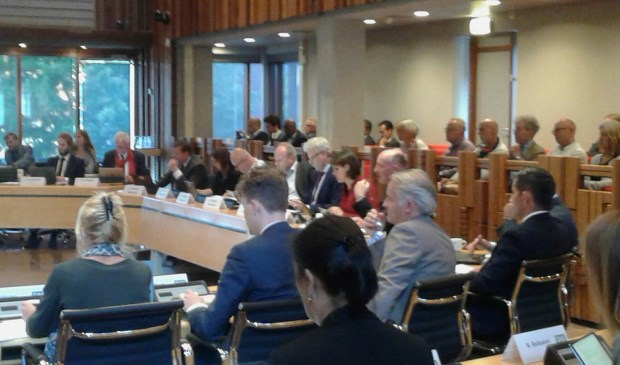 De politiek bespreekt de kadernota; rechts zit het college.