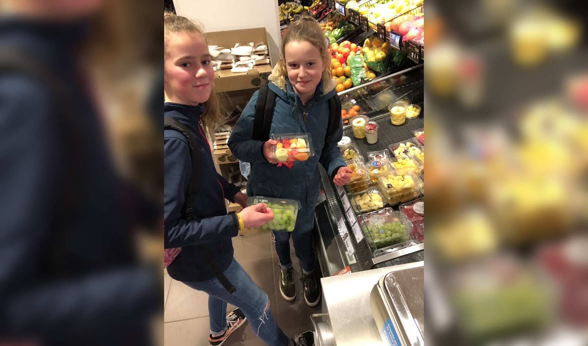 Twee leerlingen van De Horn in de supermarkt